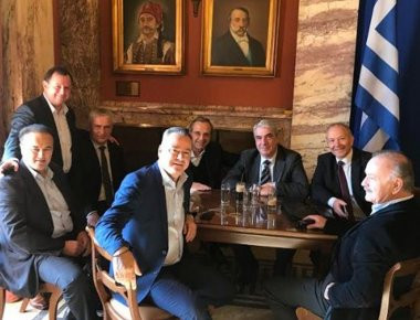 Συζήτηση για την πολιτική επικαιρότητα στο εντευκτήριο της Βουλής για τον Αντ. Σαμαρά (φωτό)